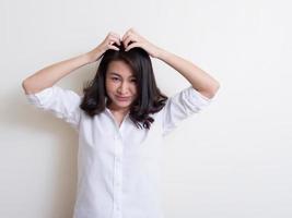 portrait de jeune femme asiatique debout et souriant photo