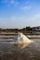 naklua masse de sel dans une ferme salée en bord de mer photo