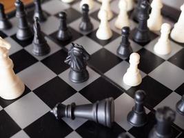 jeu d'échecs avec accent sur le noir et blanc photo