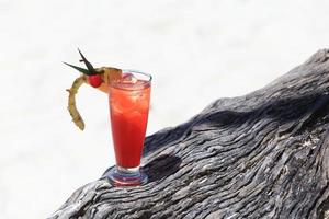 cocktail de fruits sur la plage d'une île tropicale photo