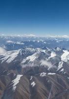 montagnes de l'Himalaya sous les nuages photo