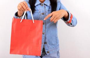 jeune mannequin avec sac à provisions dans les mains photo