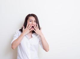 portrait de jeune femme asiatique debout et souriant photo