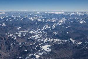 montagnes de l'Himalaya sous les nuages photo