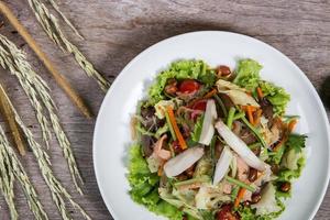 salade thaï avec carotte, tomate, nouilles en verre, céleri et porc photo