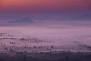 brouillard et nuage montagne vallée lever du soleil paysage photo