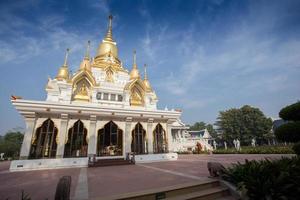 pagode des neuf sommets, style thaïlandais au temple thaïlandais de kushinagar, inde photo