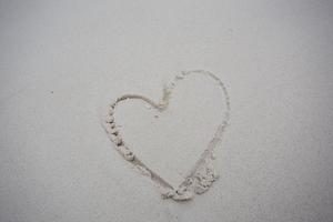 coeur dessiné sur le sable photo