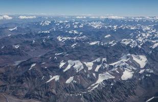 montagnes de l'Himalaya sous les nuages photo