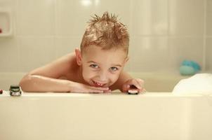 petit garçon dans la baignoire photo