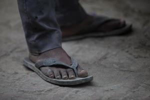 pieds d'un pauvre enfant photo