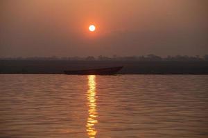 Lever du soleil sur le Gange, Varanasi, Inde photo