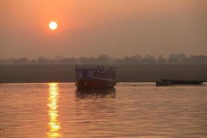 Lever du soleil sur le Gange, Varanasi, Inde photo