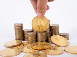 la main de l'homme a mis des pièces d'argent sur une pile de crypto-monnaie. argent, financier, concept de croissance d'entreprise photo