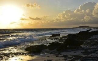 lever de soleil à couper le souffle sur l'océan à aruba photo
