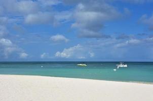 superbe plage de sable blanc aux eaux tropicales photo