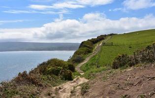 marches de terre le long d'un chemin le long des falaises photo