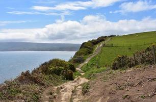 paysage magnifique avec chemin de terre le long des falaises photo