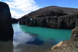 joli paysage en islande avec une rivière qui coule photo