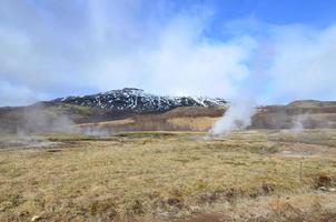 paysage à couper le souffle d'un geysir fumant en islande photo