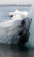 bloc de glace avec une bande noire et bleue photo