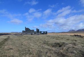 Ruines historiques en pierre dans un champ en Islande photo