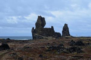 grande formation de roche de lave sur la côte de l'islande photo