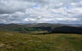 montagnes et sommets de collines avec une épaisse couverture nuageuse photo