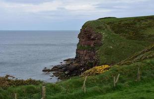 belles falaises de roche rouge le long de st bees photo