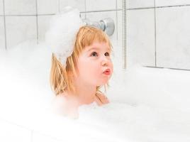 joli bébé de deux ans baigne dans un bain avec photo