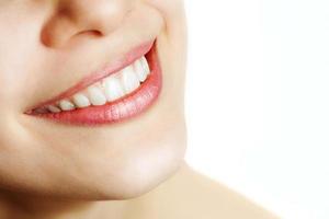 nouveau sourire de femme avec des dents saines photo