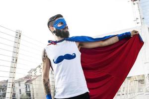 super-héros jeune hipster combat le mal