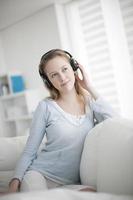 jeune femme, écouter musique, sur, a, tablette numérique
