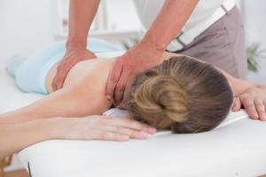 physiothérapeute faisant le massage du dos