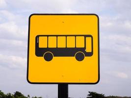 Panneau d'arrêt de bus en route rurale photo