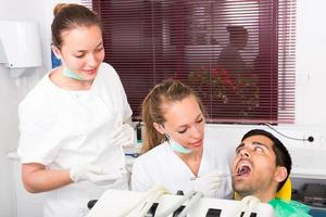 dentiste examine le patient à la clinique