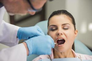 dentiste examinant les dents d'un patient chez le dentiste photo