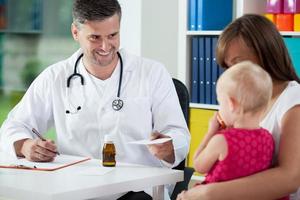 pédiatre prescrire des médicaments photo