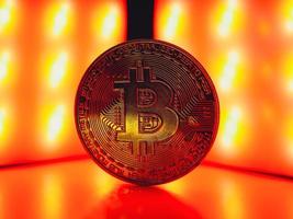 une pièce avec le symbole bitcoin au feu rouge. concept d'une crise du marché de la crypto-monnaie. photo