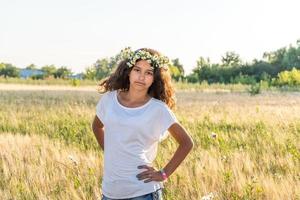 adolescente avec une couronne de marguerites dans le champ