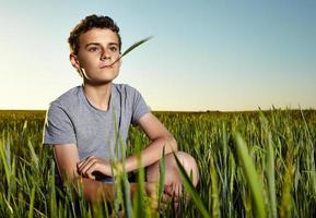 adolescent dans un champ de blé photo