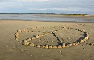 roches placées dans un motif de symbole de paix photo