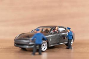 dames miniatures dans sa voiture demandant l'assistance de la police photo