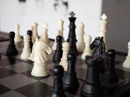 jeu d'échecs avec accent sur le noir et blanc photo