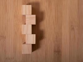 plancher en bois avec des cubes en bois vides comme modèle de mots photo