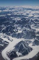 montagnes de l'Himalaya sous les nuages photo