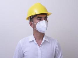 les travailleurs industriels asiatiques portent des casques jaunes, portent des masques de protection pour leur santé photo