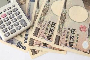 calculatrice et note de yen japonais photo