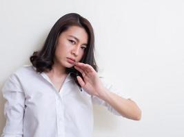 portrait de jeune femme asiatique debout et souriant photo