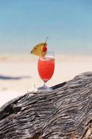 cocktail de fruits sur la plage d'une île tropicale photo